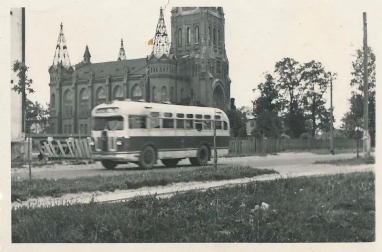 1950. aastatel domineerisid linnapildis ZIS-tüüpi bussid.