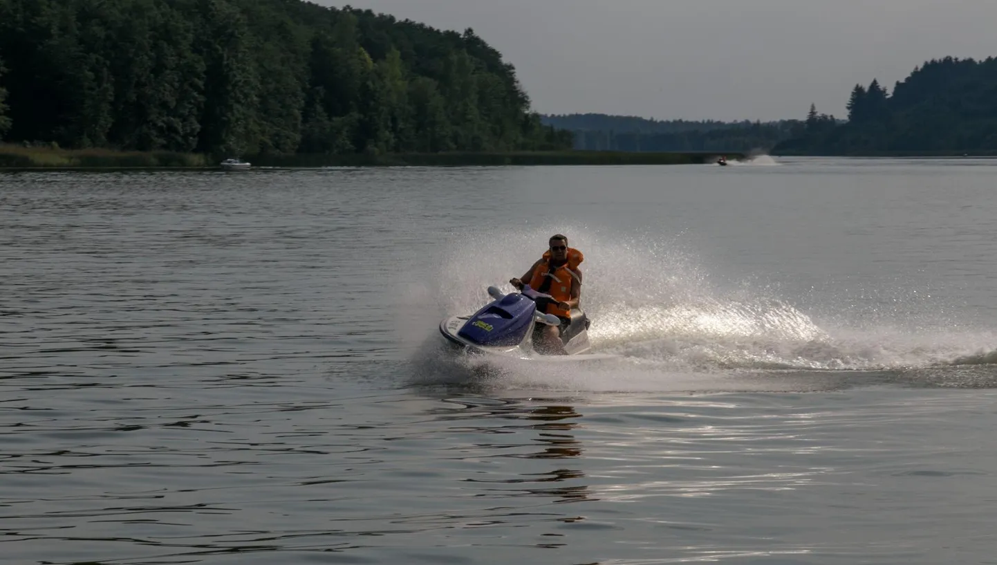 Näiteks Viljandi järv meeldib paljudele, ka jetisõitjatele, kellest mõni on tekitanud oma sõidukiiruse või -stiiliga teistele suvitajatele või sportlastele ebameeldivusi. FOTO: Elmo Riig