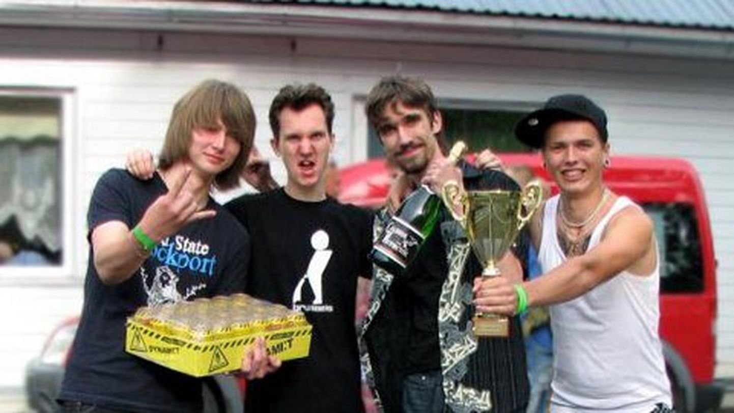 Konkursile "Noortebänd 2011" 32 parema kollektiivi hulka valitud Narva bänd 4 Elements naasis tänavu suvel Kongutas peetud võistluselt "Põrguvärk 2011" karikaga.