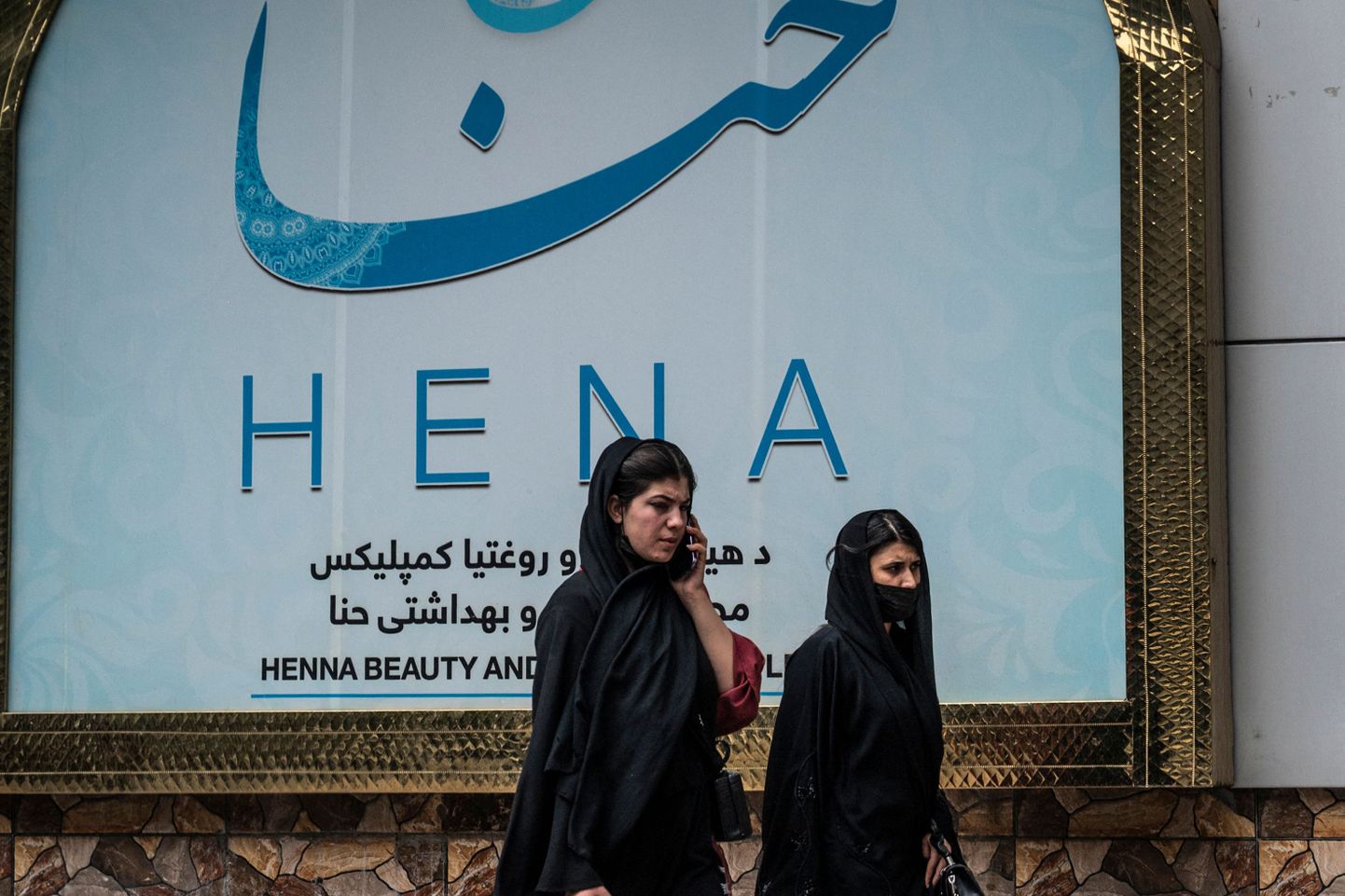 Naised jalutamas Kabulis ilusalongi ees