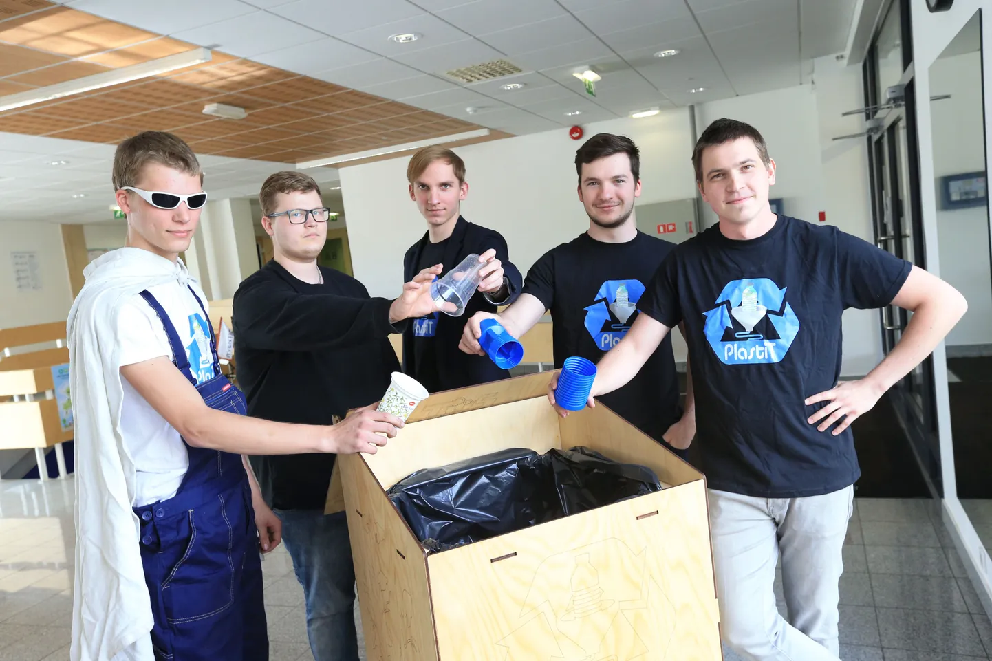 Eesti maaülikooli tudengid, tehnikaüliõpilaste seltsi liikmed Margo Mets (vasakult), Sander Kallissaar, Jagnar Roosimägi, Maksim Rjurikov ja Marten Noorem soovivad projektiga PlastiT viia Tartumaa üldhariduskoolidesse prügikastid, mille sisse kogutud plasti saab üheskoos õpilastega töötubades ümber töötada.