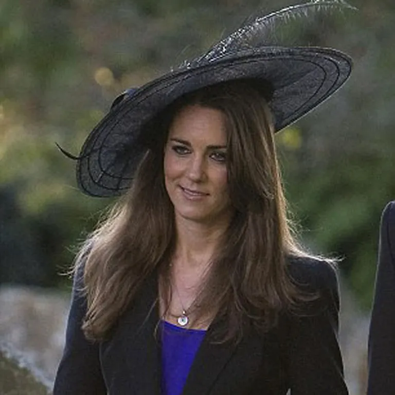 Pirmoreiz melno organzas cepuri Ketrīna Midltone valkāja 2010.gadā, dodoties uz sava saderinātā - prinča Viljama - tuva drauga kāzām 