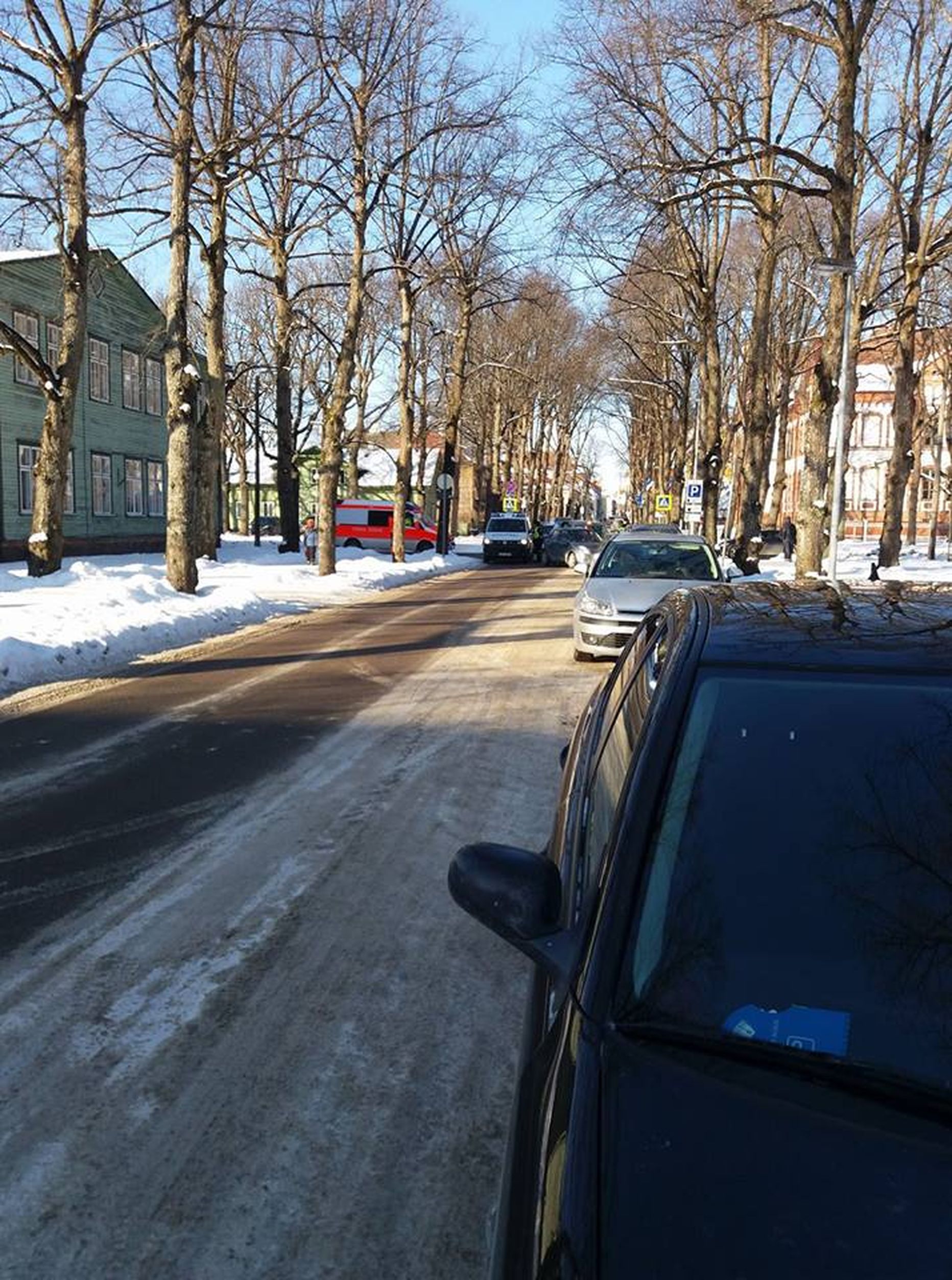 Täna pärastlõunal põrkasid Pärnus Nikolai ja Ringi tänava ristmikul kaks sõiduautot. Inimesed õnnetuses tõsisemalt viga ei saanud, liiklus ristmikul oli õnnetuse tõttu mõnda aega häiritud.