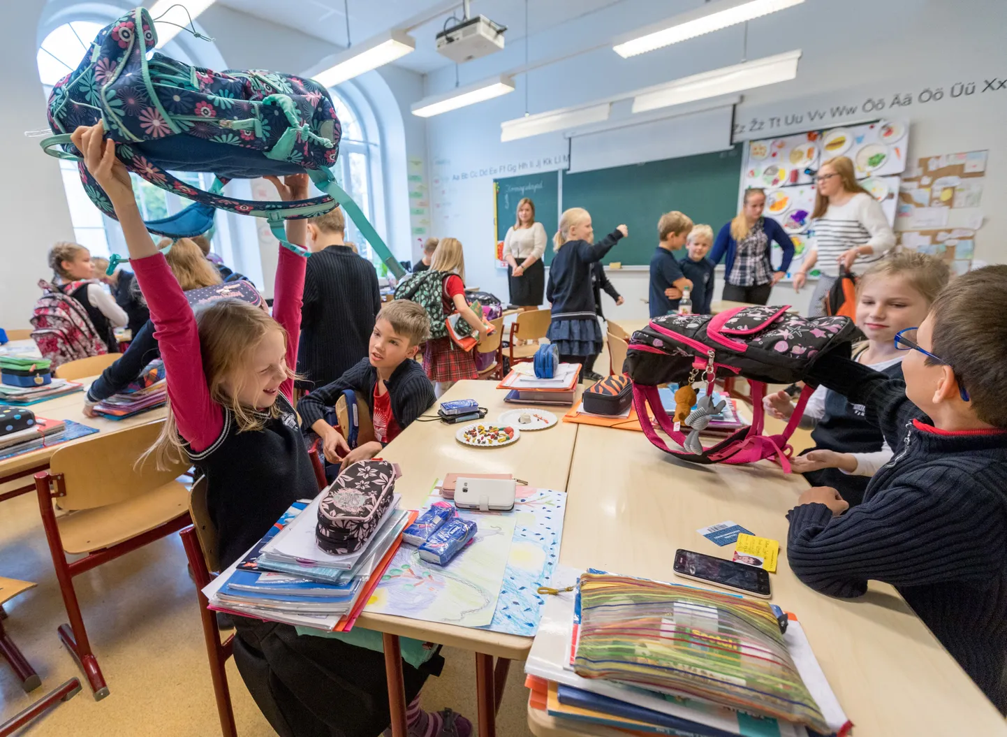 Koolikottide kaalumine Tallinna Inglise Kolledžis.