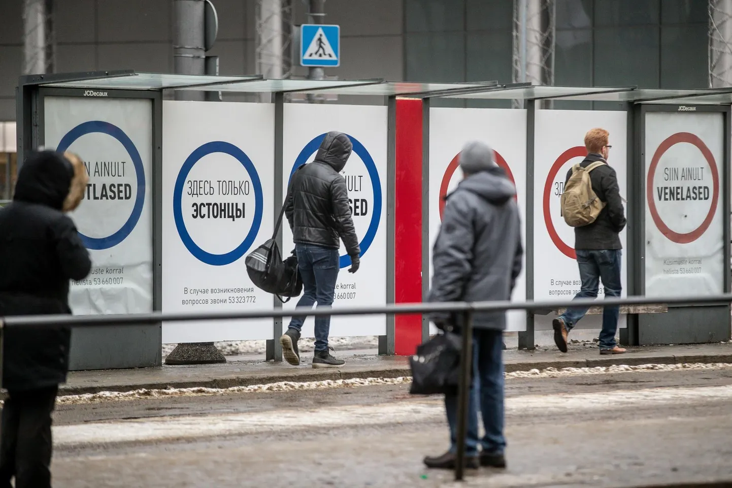 Rahvusrühmade segregatsioon on Eestile julgeolekuoht, kuid omad ohud on ka üleminekul eestikeelsele õppele, eriti kui muukeelsete hulk klassis kasvab. Ühtne Eesti kool on olnud Eesti 200 programmilisi eesmärke. Pildil segregatsioonivastane valimisplakat 2019. aastast.