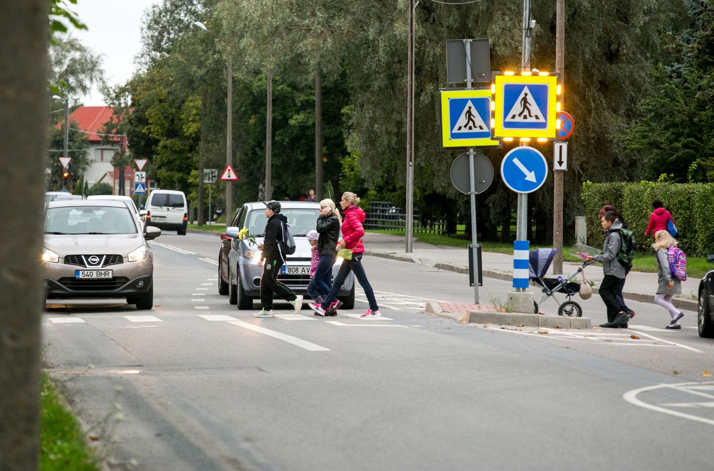 Jalakäijate ülekäigukoht Pärnus Mai tänava kooli juures.