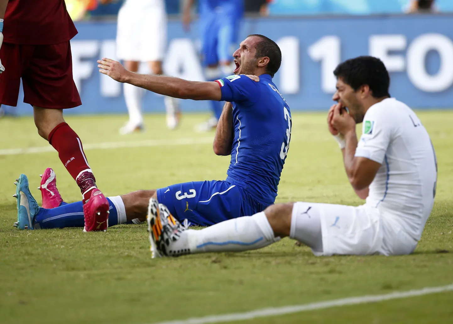 Luis Suarez (paremal) ja Giorgio Chiellini