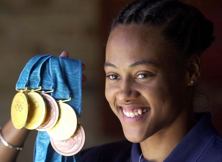 Marion Jones näitamas 2000. aasta Sydney olümpialt saadud viit medalit.