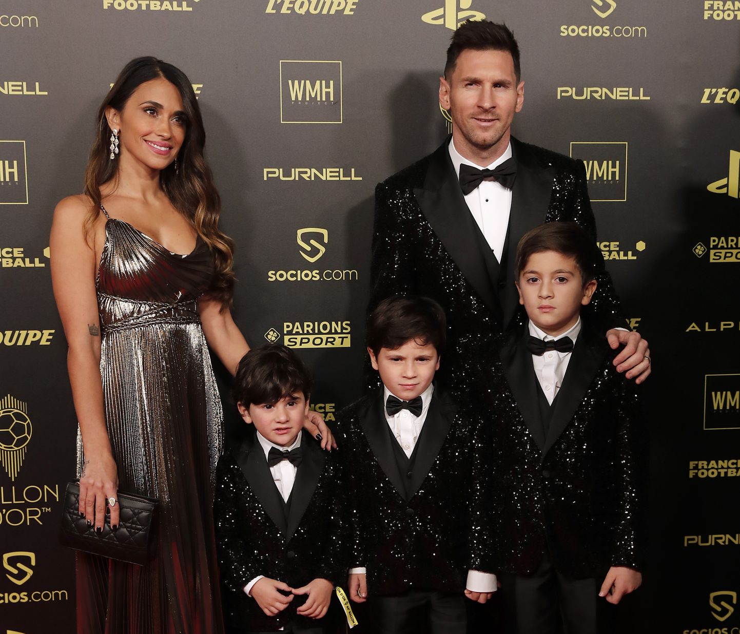 Argentina koondise ja Prantsuse klubi Paris Saint-Germain ründaja Lionel Messi, ta naine Antonella Roccuzzo ja nende kolm poega 29. novembril 2021 Pariisis jalgpalliauhinna Ballon d'Or galal
