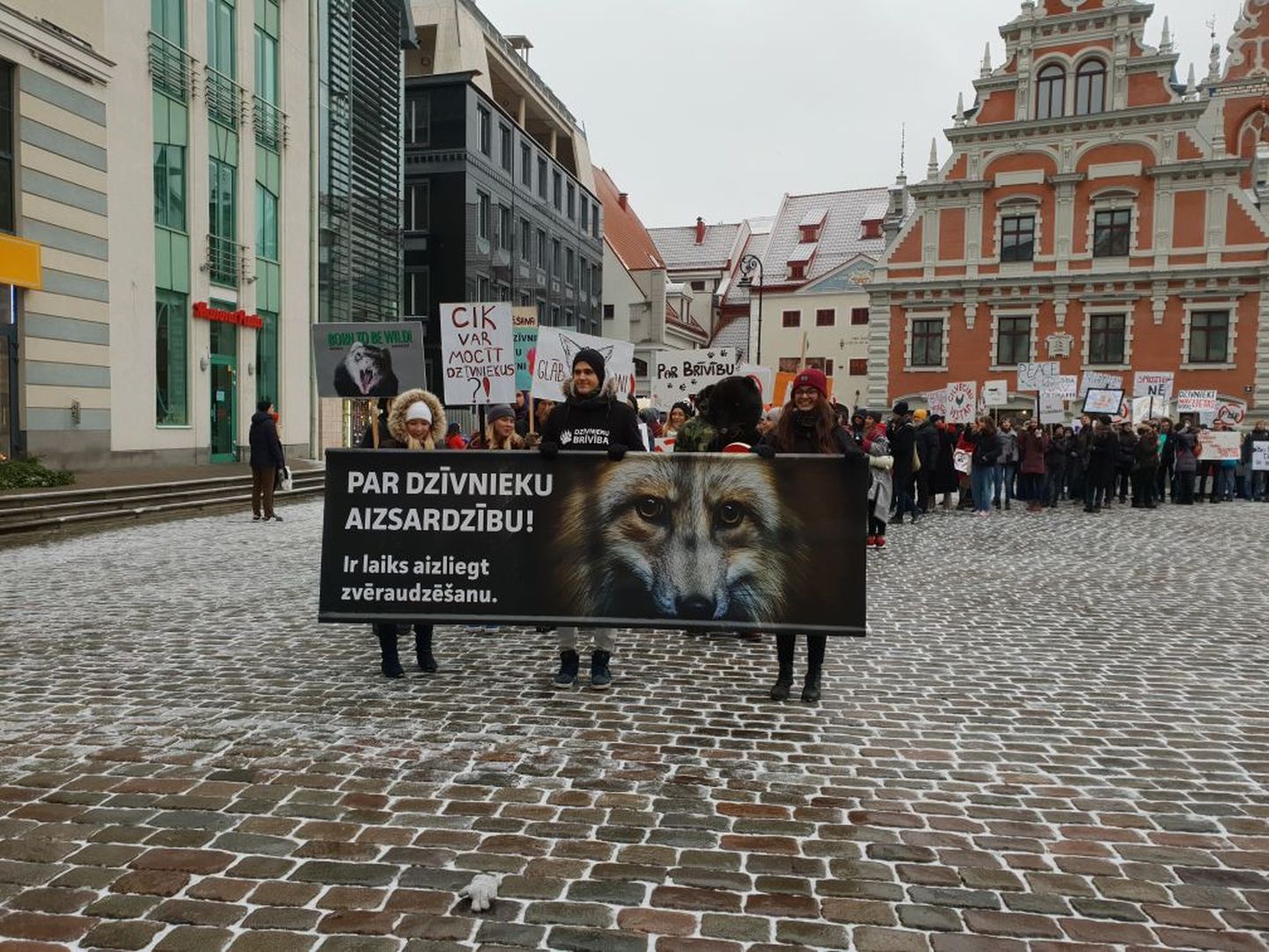 "Dzīvnieku brīvības" aktīvisti pulcējas gājienam Rīgas Rātslaukumā.