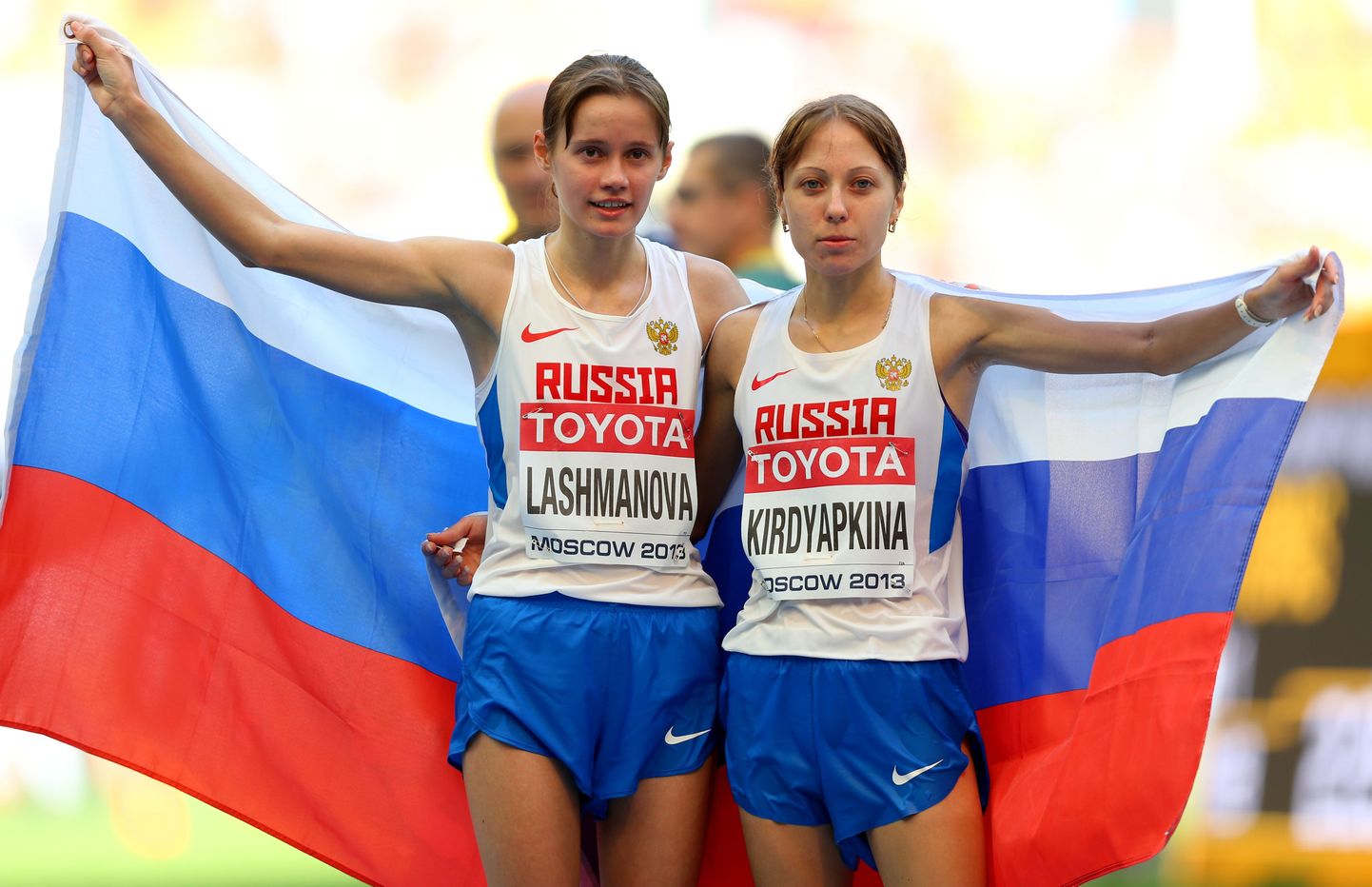 Елена Лашманова (слева) и Анися Кирдяпкина после окончания финального забега.