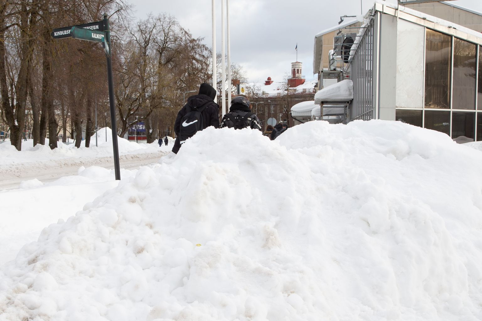 Paljud Jõhvi tänavad olid raskesti läbitavad veel nädalgi pärast suurte lumetuiskude lõppemist.