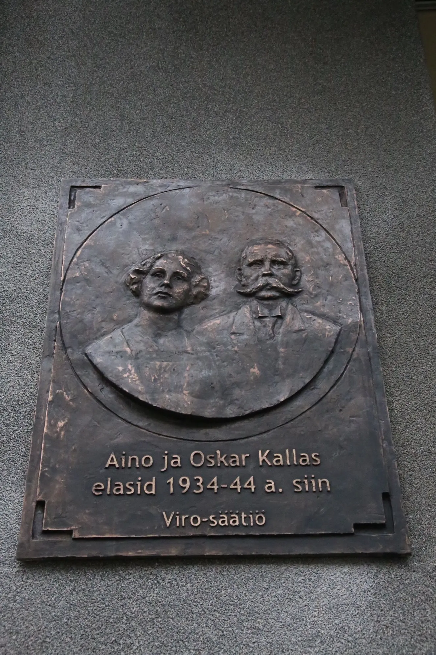Bareljeef Tallinnas, Pärnu maantee 23 – selles majas elasid Aino ja Oskar Kallas aastatel 1934-1944. Skulptor Ekke Väli