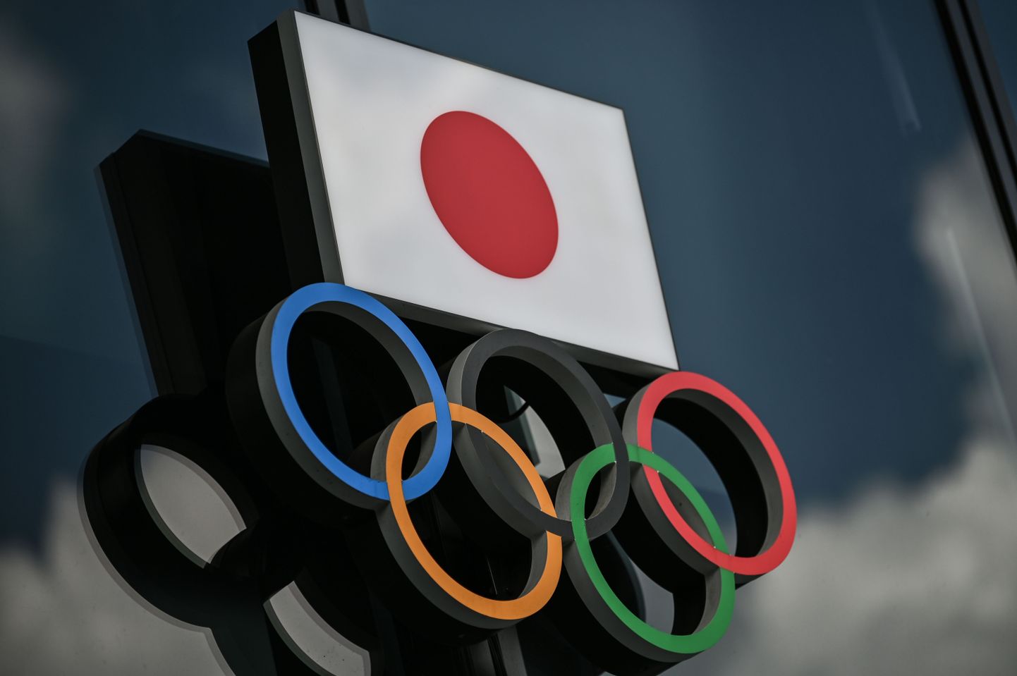Olümpiarõngad ja Jaapani lipp Tokyo Olümpiamuuseumi ees.