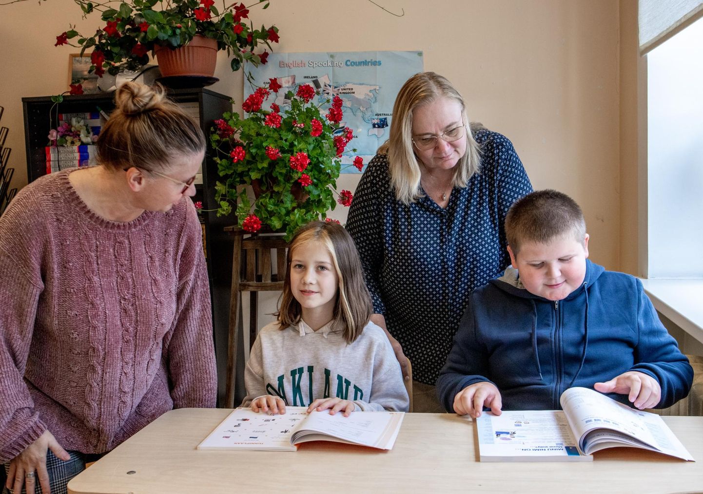 Kilingi-Nõmme gümnaasiumi inglise keele õpetaja Signe Vahtramäe nagu tema kolleegidki õpetab samal ajal tunnis nii Eesti kui Ukraina lapsi.