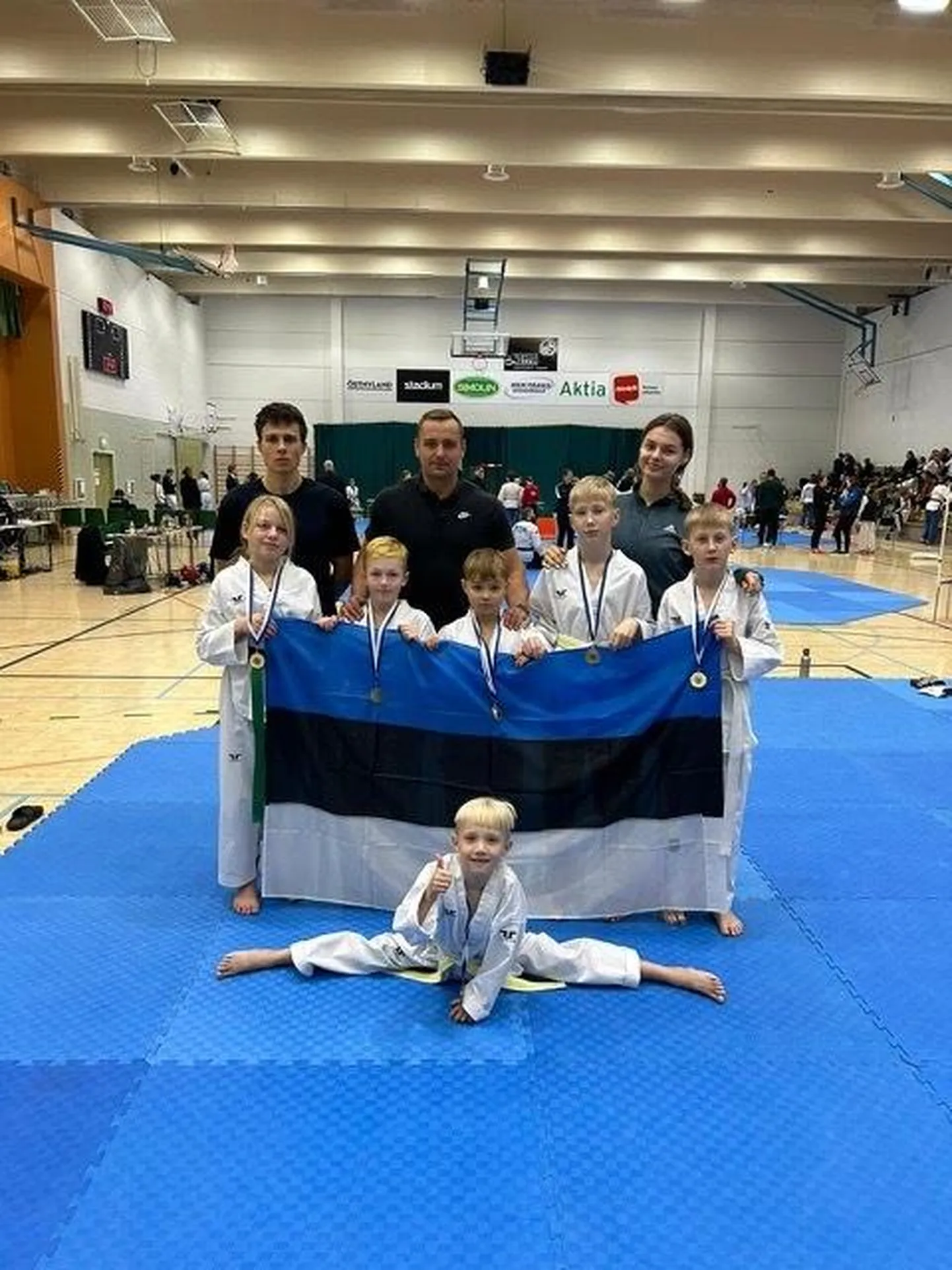 Rakverest ja Kundast pärit taekwondo-sportlased koos treeneritega.