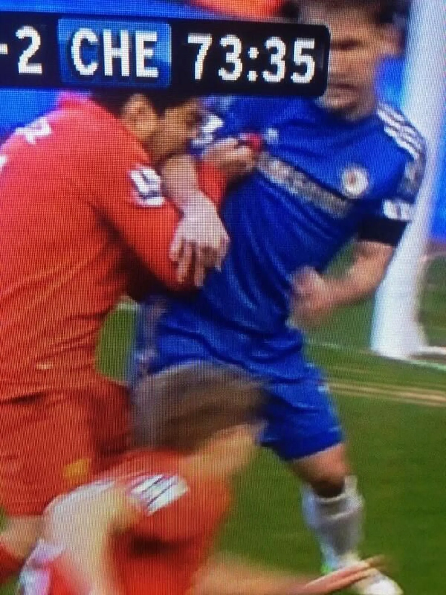 Luis Suarez hammustamas Branislav Ivanovici.