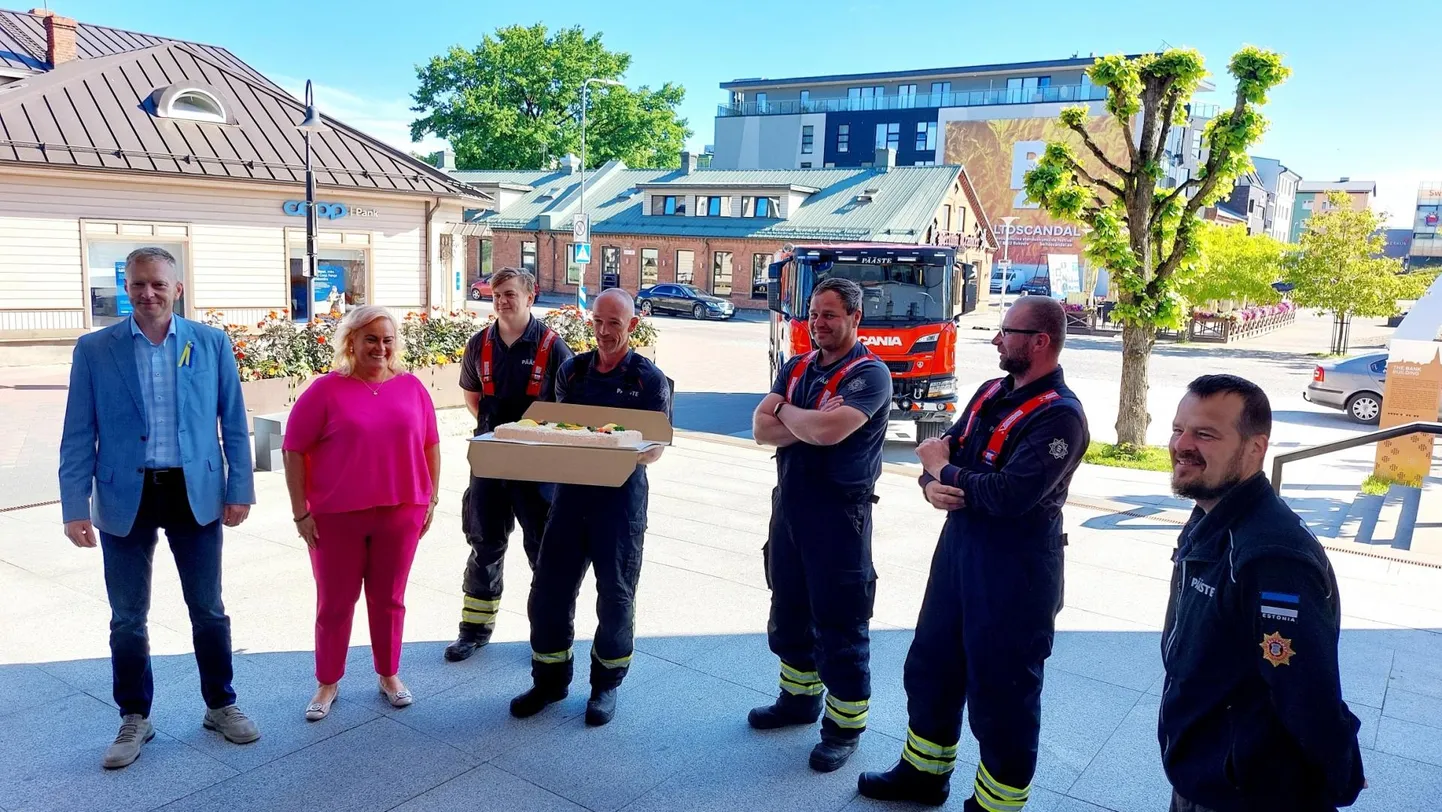 Rakvere päästekomando kinkis linnavalitsusele linna sünnipäeva puhul tordi, saatjaks sireenid.