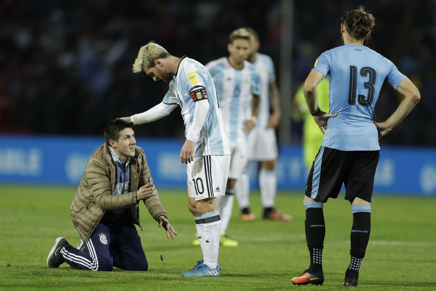 Platsile jooksnud fänn suudles Lionel Messi jalgu.