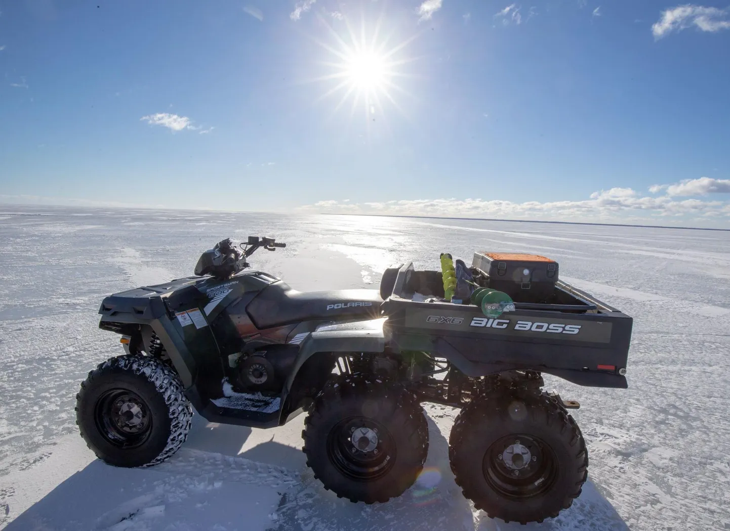 Peipsi jää on nüüd nii paks, et kalamehed võivad oma kergemate masinatega ka sõita.