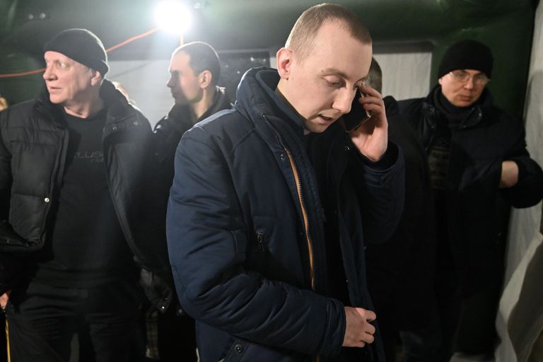 Станислав Асеев разговаривает по мобильному телефону после того, как был освобожден во время обмена пленными между Украиной и ДНР 29 декабря 2019 года.