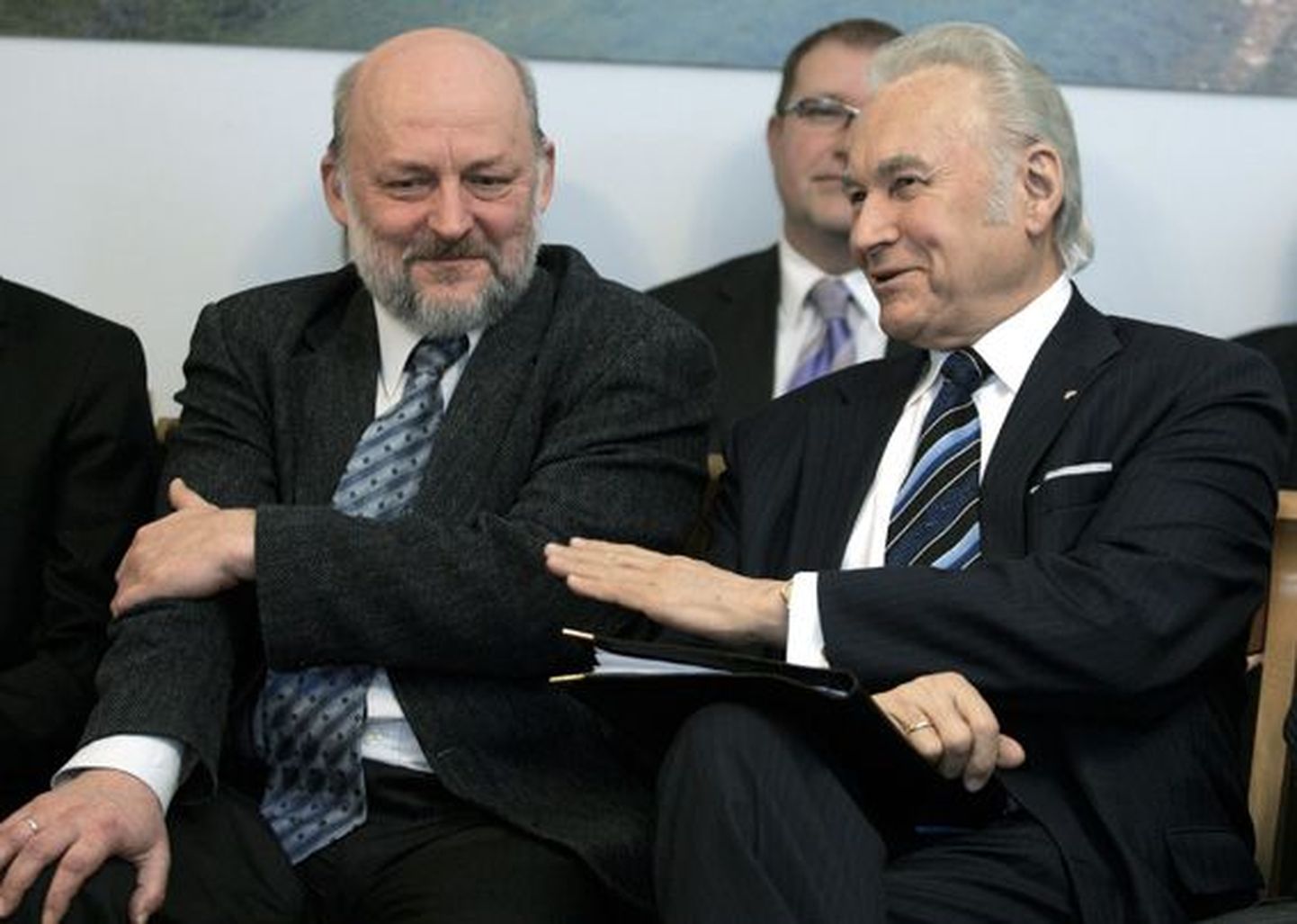 Ekslinnapea Tiit Kullerkupp (vasakul) ja president Arnold Rüütel meenutavad, kuidas pidulik protseduur 20 aastat tagasi ikka täpselt toimus.