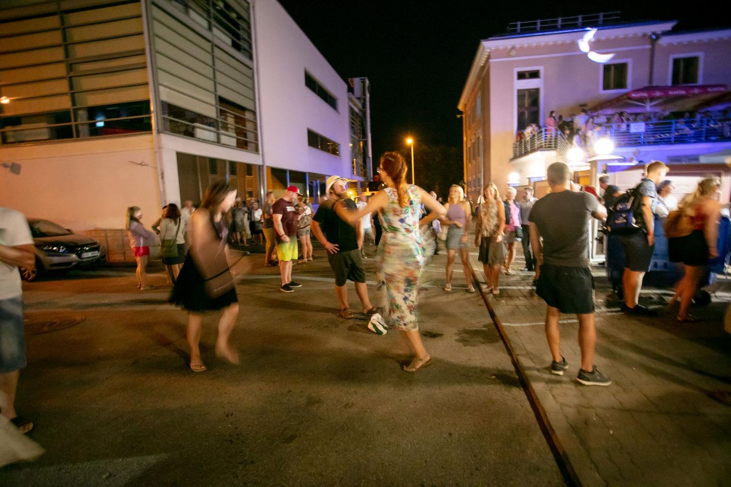 Pärimusmuusika festivali ajal võib ka öösiti näha inimesi tänavatel peomelu nautimas.