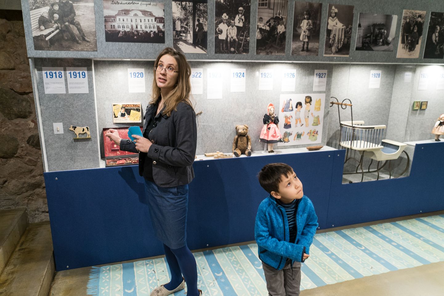 Näituse kuraator Helena Grauberg, kes perepäevale oli tulnud oma poja Finzoga, rääkis vitriinidesse paigutatud asjadest.
