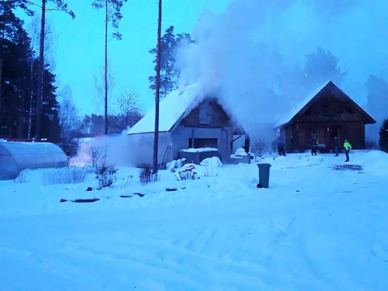 Häirekeskus sai teate, et Häädemeeste vallas Reiu külas põleb eramu saunaga kõrvalhoone, laupäeval kell 17.42.