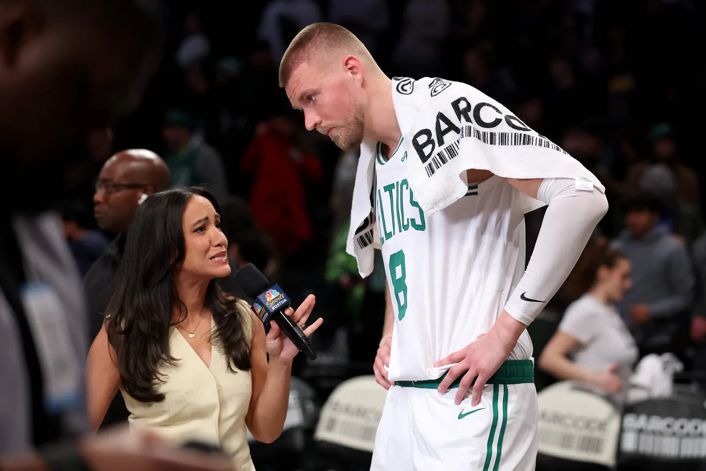 Latvijas basketbolists Kristaps Porziņģis sniedz interviju