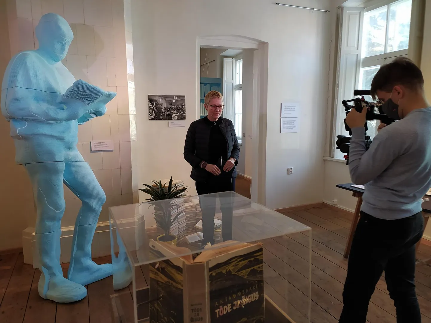 Kondase keskuse esimesel videotuuril tutvustab skulptor ja paberikunstnik Anne Rudanovski oma sarja «Hinnatud ja hüljatud raamatud» näituse neljandat osa «Lugemine», mis uurib raamatut kui kultuurifenomeni ning lugeja ja raamatu suhet muutuvas ajas.
