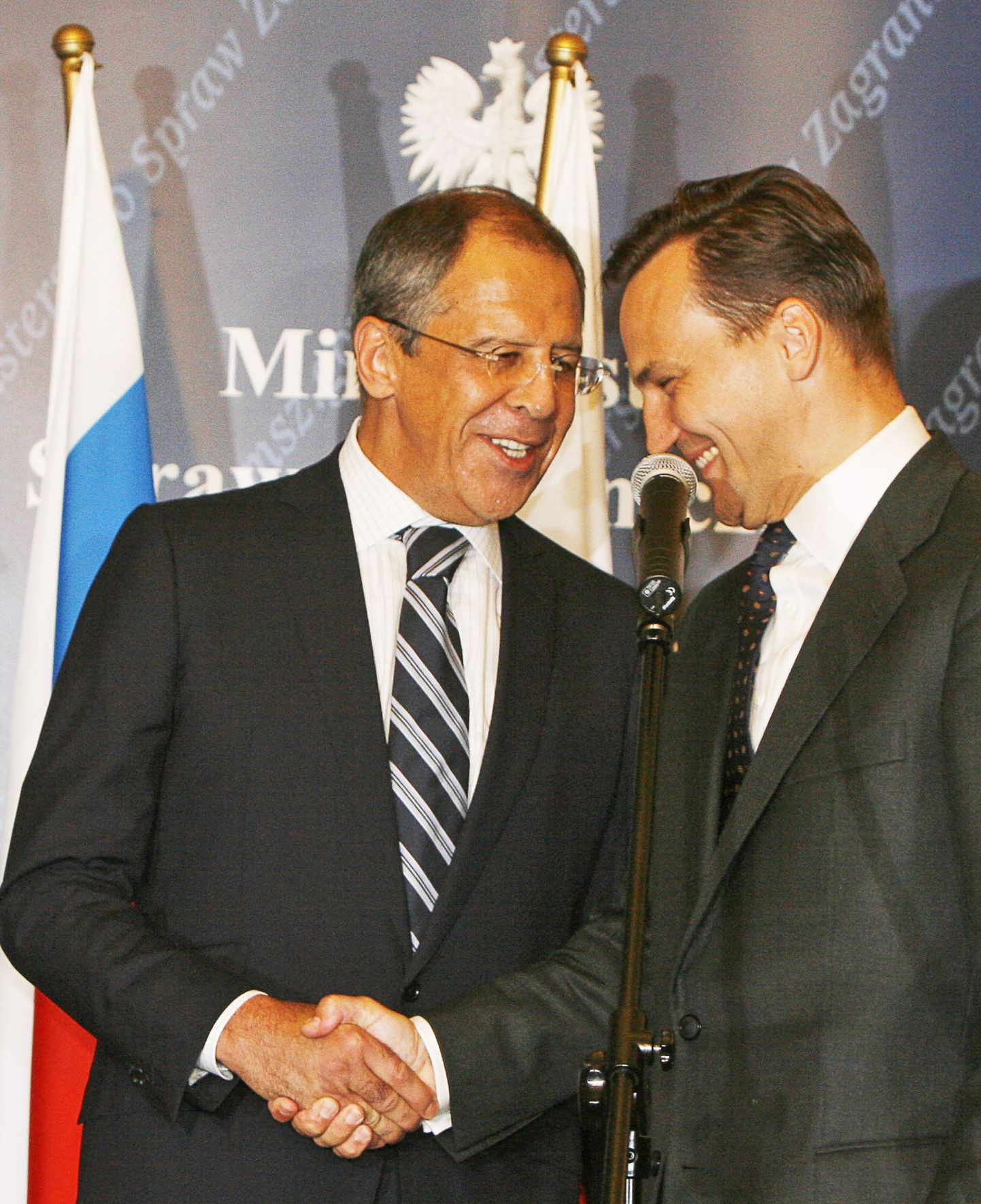 Vene välisminister Sergei Lavrov surumas pressikonverentsil kätt Poola kolleegi Radek Sikorskiga.