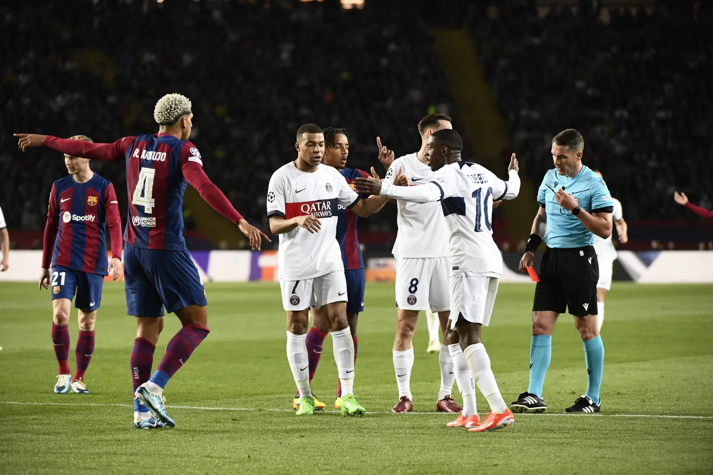 Ronald Araujo (vasakul) saadeti punase kaardiga riietusruumi ja Barcelona vähemuses toime ei tulnud.