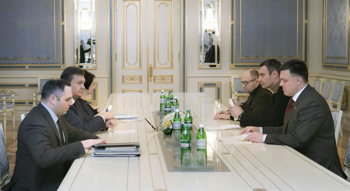 Переговоры Виктора Януковича и лидеров оппозиции.