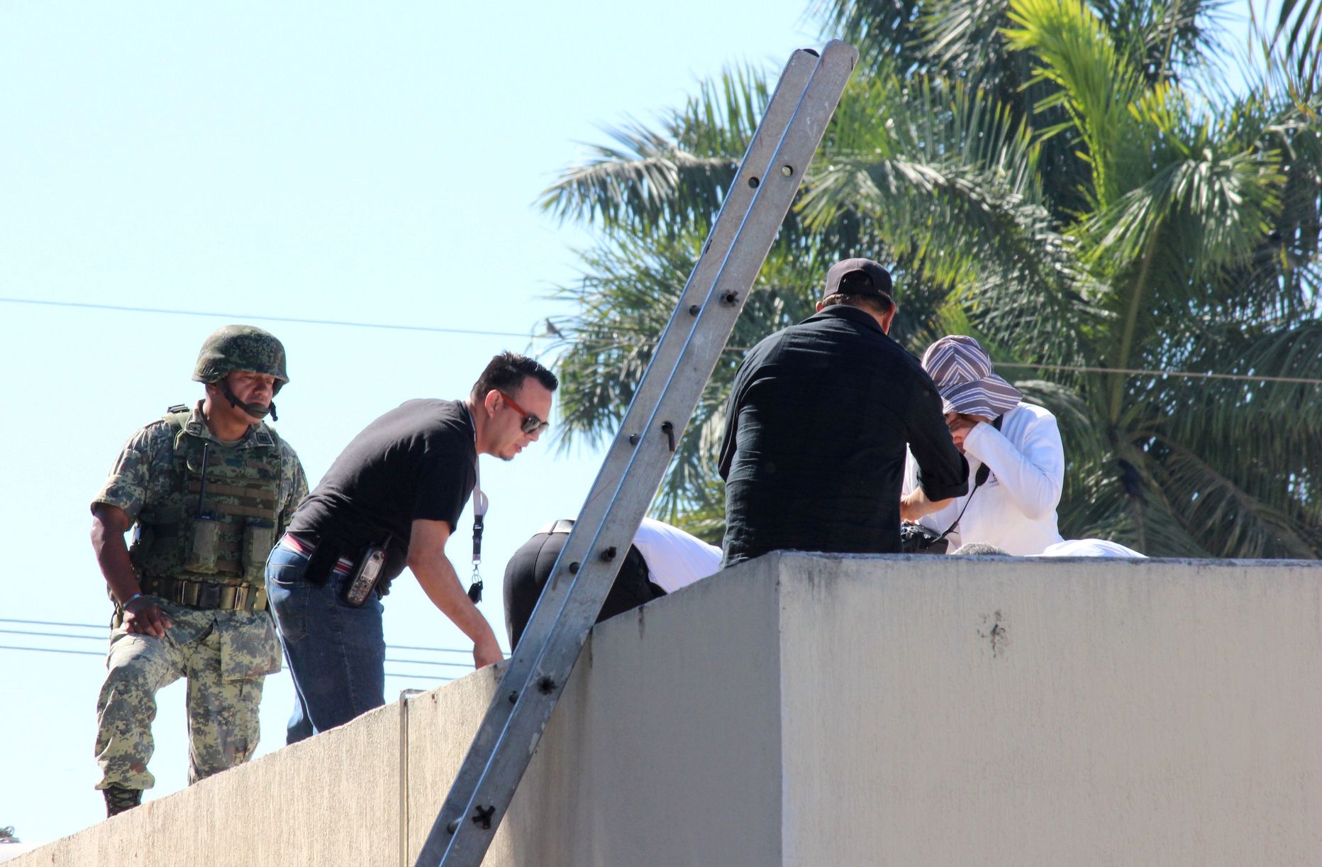 Politseinikud Culiacani haigla katusel, kus oli surnukeha