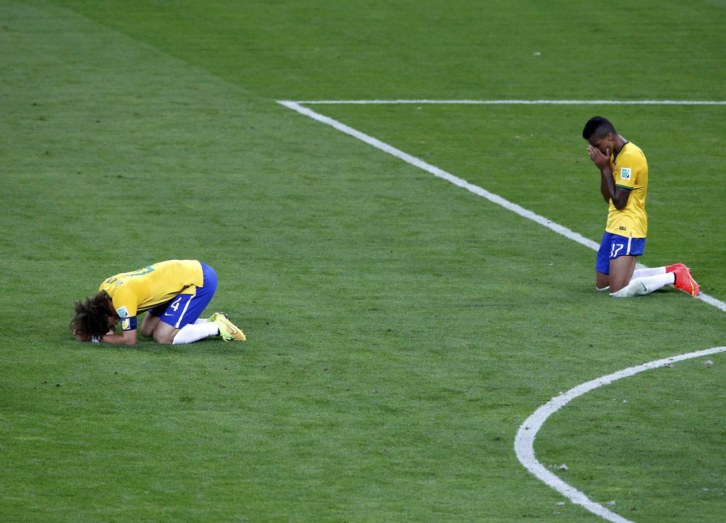 Игроки сборной Бразилии после матча против Германии.