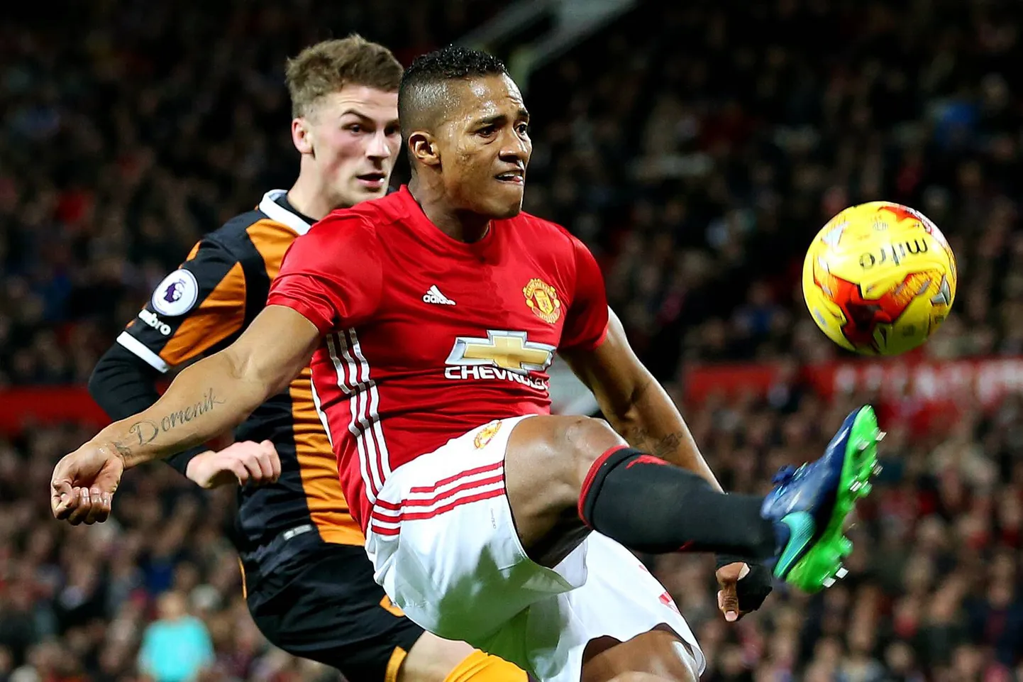 Josh Tymon (vasakul) võitlemas palli pärast Manchester Unitedi kaitsemängija Antonio Valenciaga.