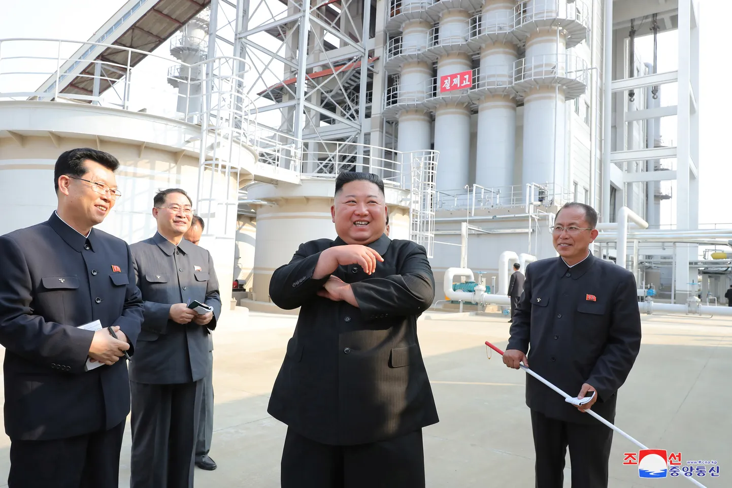 Põhja-Korea meedia 2. mail avaldatud foto, millel Kim Jong-un on uue väetisetehase avamisel