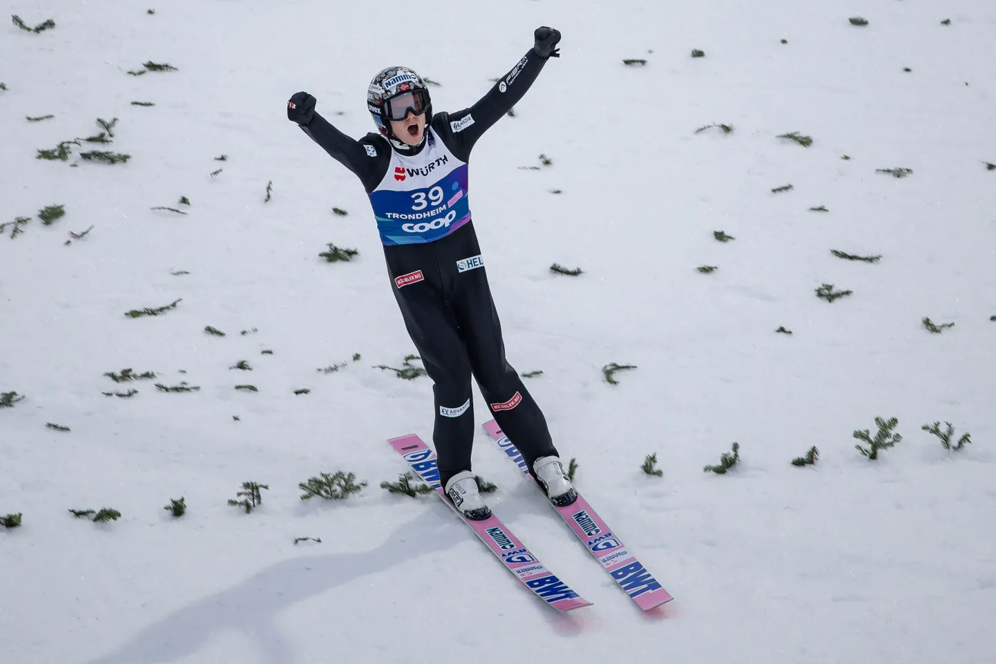 Norralane Marius Lindvik rõõmustamas MMi suure mäe võistlusel. Pool tundi hiljem oli see rõõm asendunud aga kurbusega.
