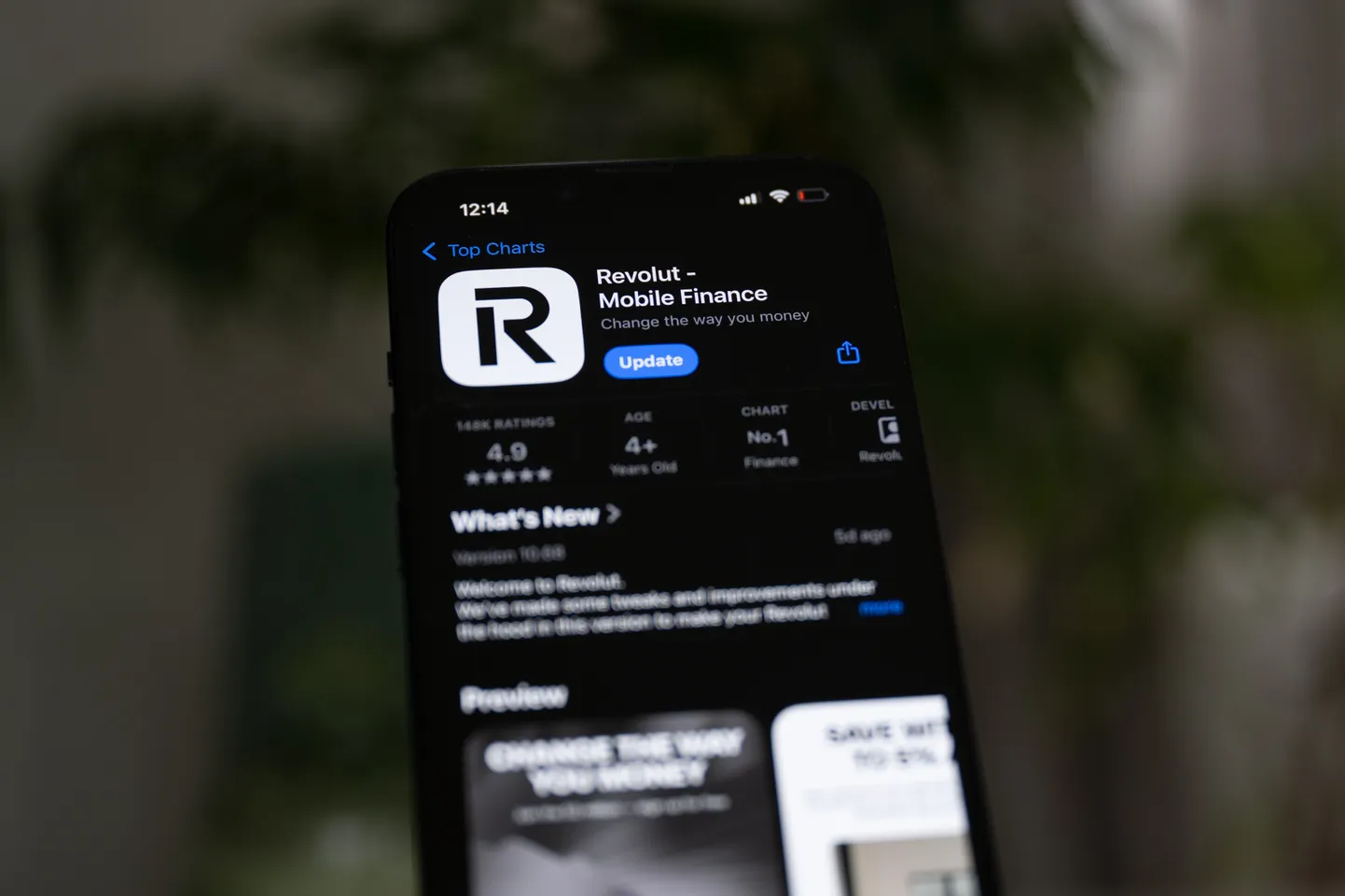 Fotoillustratsioonil on Revoluti logo telefoni ekraanil.