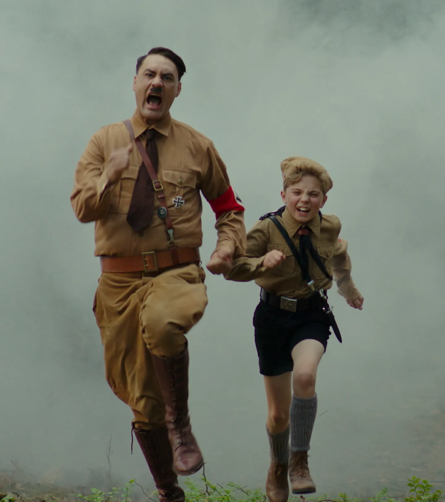 Kaader filmist "Jojo Rabbit" (2019). Näitlejad Taika Waititi & Roman Griffin Davis.