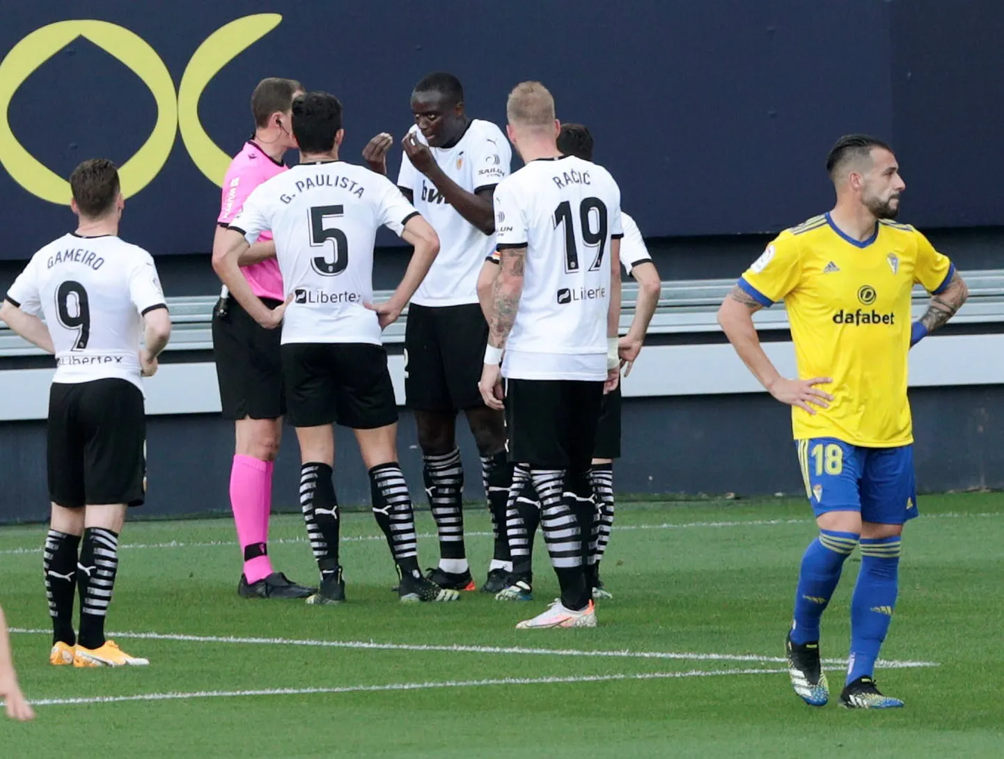 Valencia jalgpallurid mõned hetked enne väljakult lahkumist..