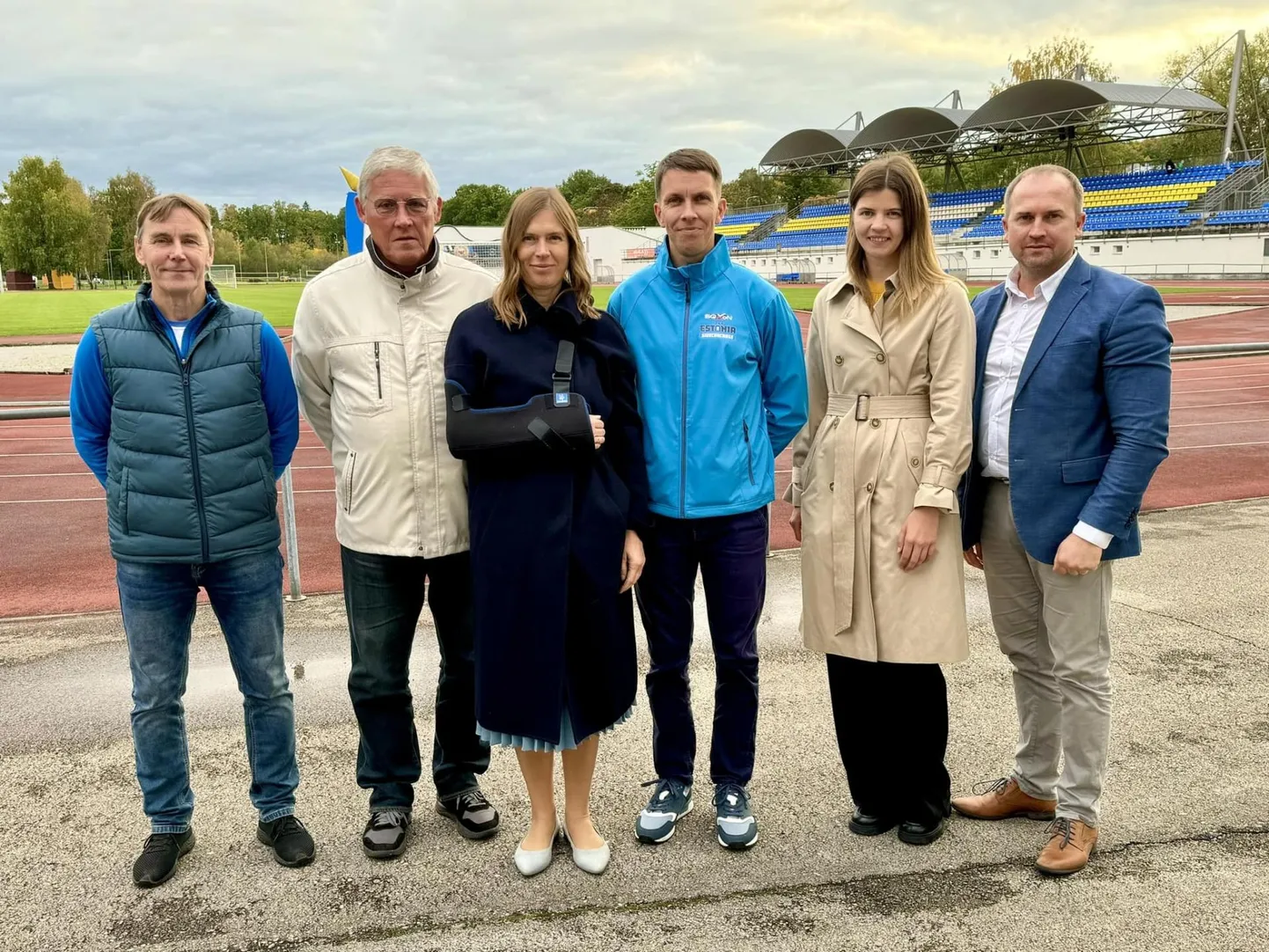 Lääne-Virumaa Spordiliidu juhatus tutvus EOK presidendikandidaadi ideedega Rakveres. Vasakult Uno Muruvee, Erich Petrovits, Kersti Kaljulaid, Gert Gordejev, Ellen Anett Põldmaa ja Sven Hõbemägi.