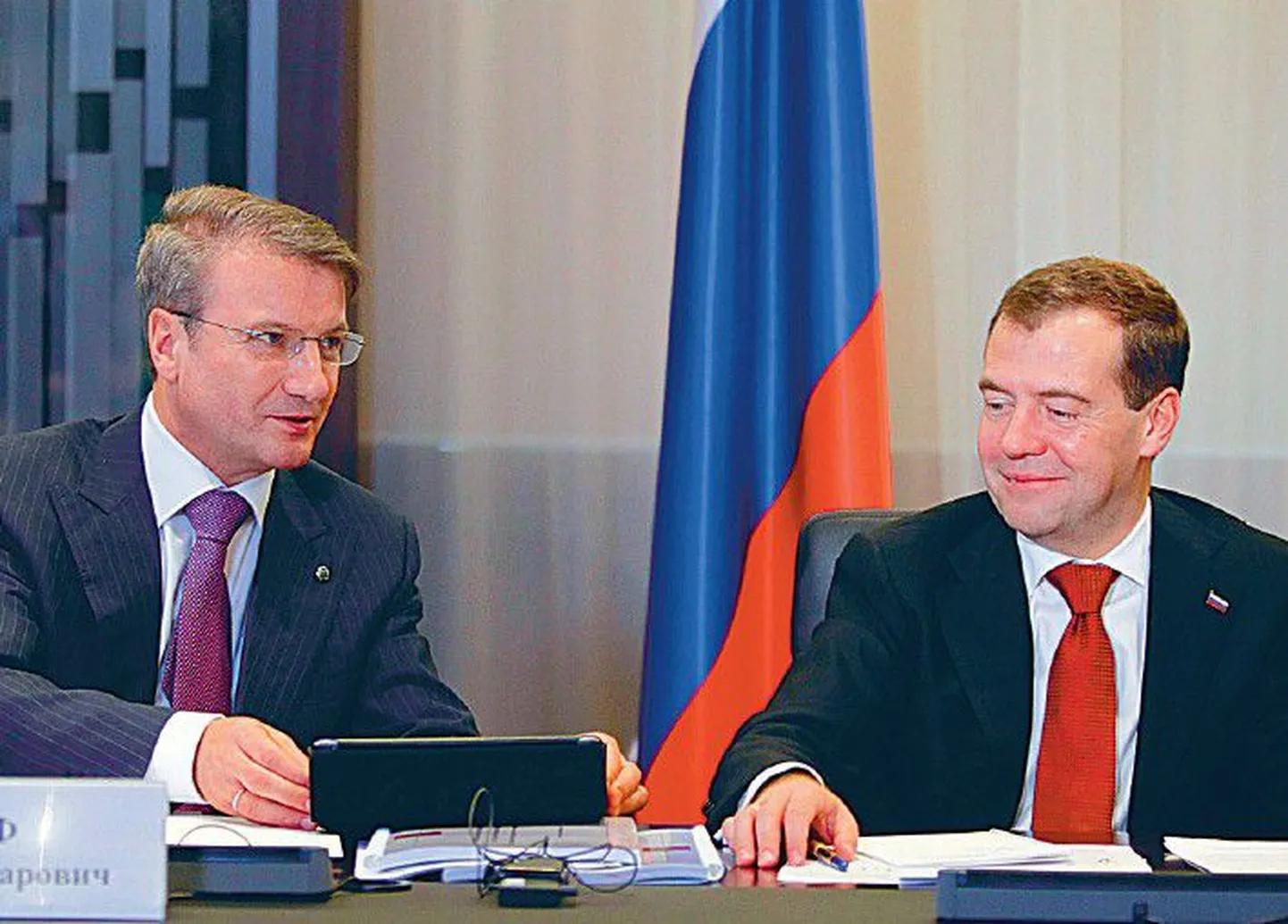 Президент России Дмитрий Медведев и председатель совета «Сбербанка» Герман Греф (слева) в прошлую пятницу в Москве в центральном офисе «Сбербанка» совещались с американскими банкирами.