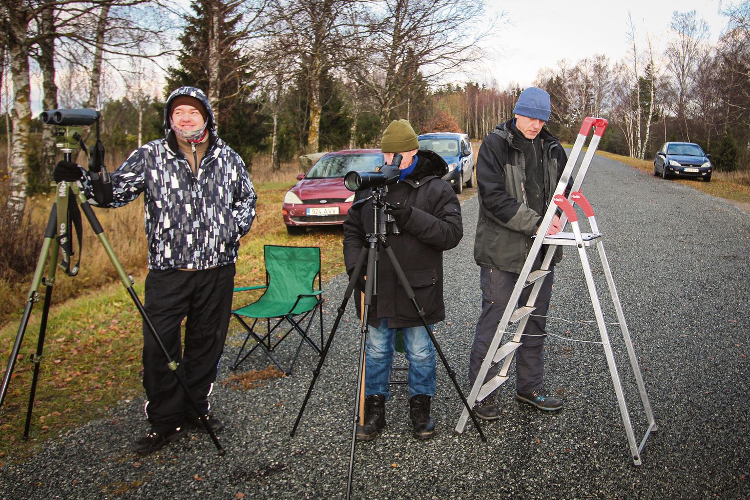 TÄNAVUNE TÖÖ ON TEHTUD: Linnuvaatlejad (vasakult) Ainar Unus, Mati Martinson ja Veljo Volke alustavad uusi vaatlusi väinatammi ääres järgmise aasta märtsis.