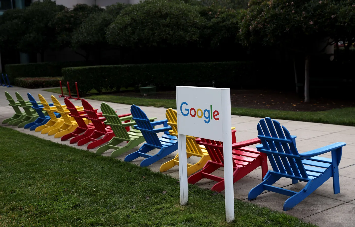 Google'i sildiga logo peakorteri ees