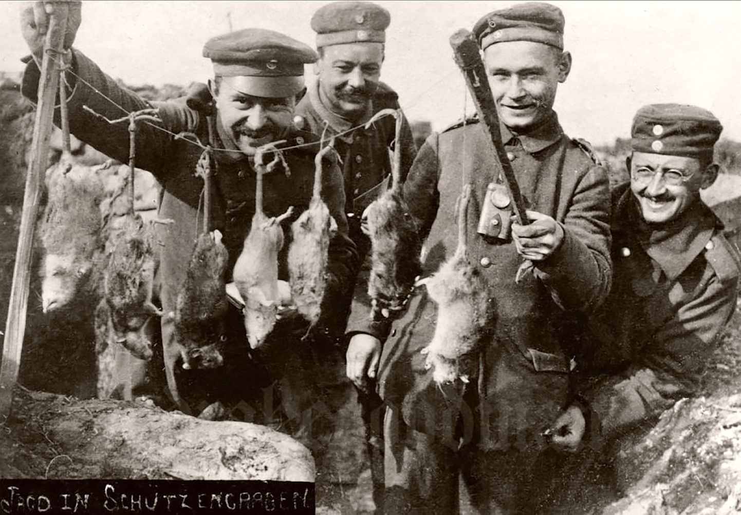 KAS AJALUGU KORDUB? I maailmasõja ajal tehtud fotol uhkustavad Saksa sõdurid öö jooksul kaevikust püütud rottidega. Tundub, et toonane hiire-rotiuputus kordub äimasolevas Ukraina sõjas, kus samuti on tekkinud positsioonisõda ja närilised muutunud sõdurite jaoks suureks nuhtluseks.