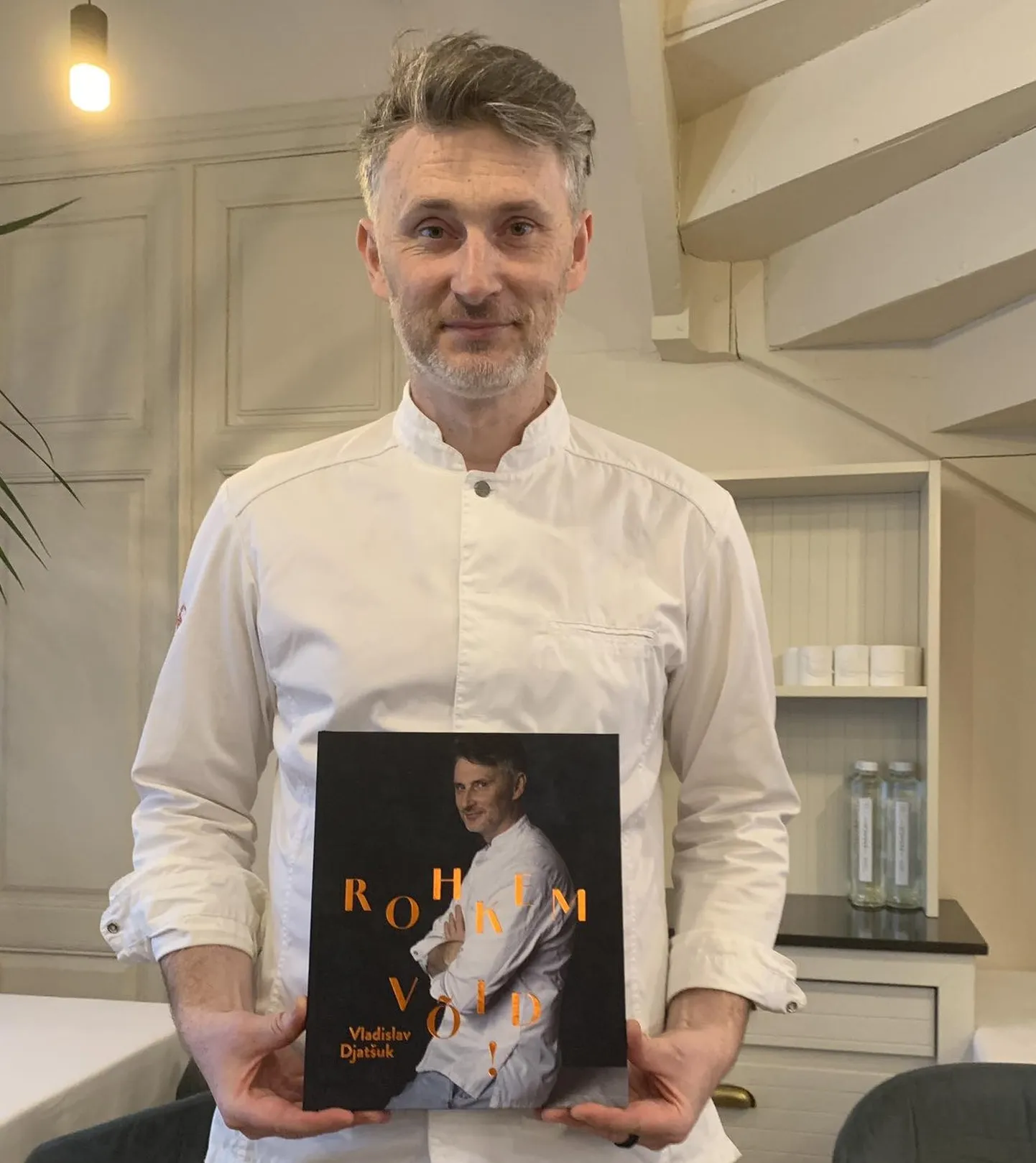 Владислав Дьячук со своей первой книгой.