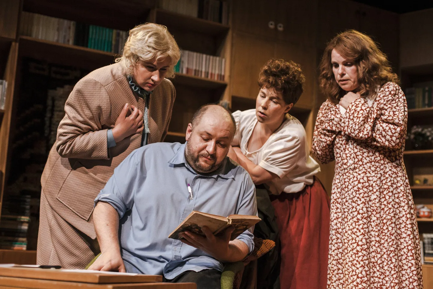 Urmas Lennuki lavastus «Ükssarvikute farm», mängivad Liisa Aibel, Helgi Annast, Silja Miks, Anneli Rahkema, Peeter Rästas
