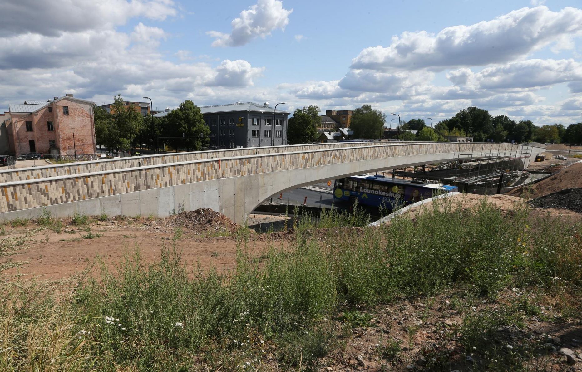 Uus jalakäijate sild Riia-Vaksali ristmikul saab peagi kasutatavaks.
